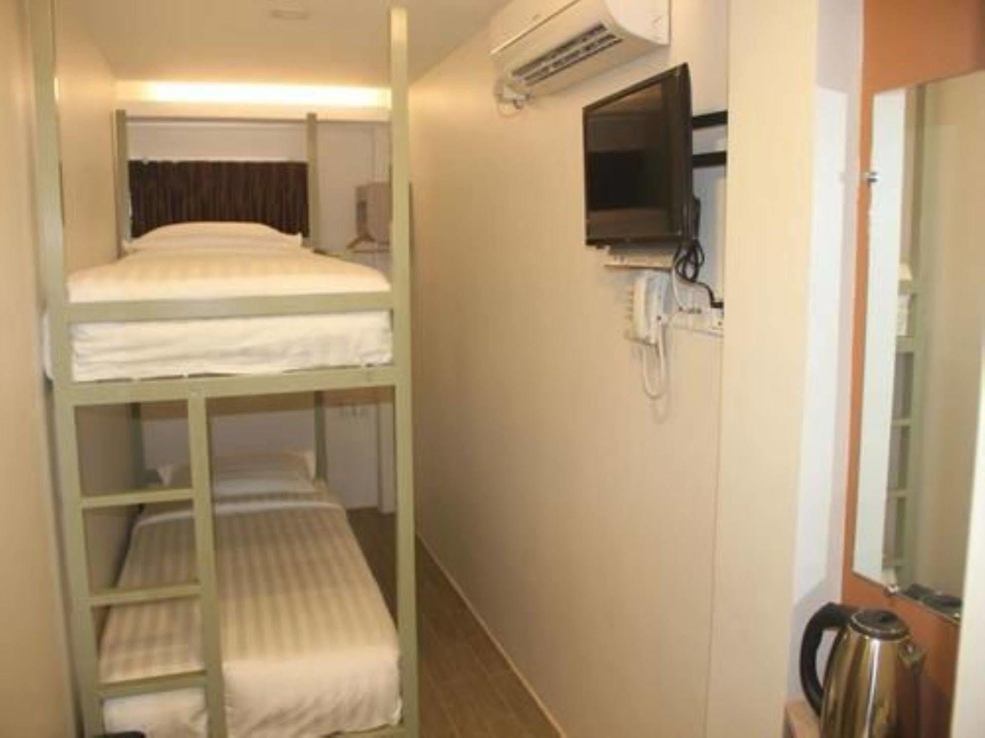The Vibe Inn Янгон Экстерьер фото